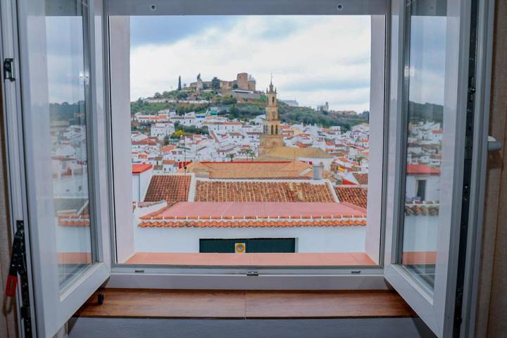 Apartamento para 8 personas, con Balcón y Terraza además de Jardín y Vistas en Constantina