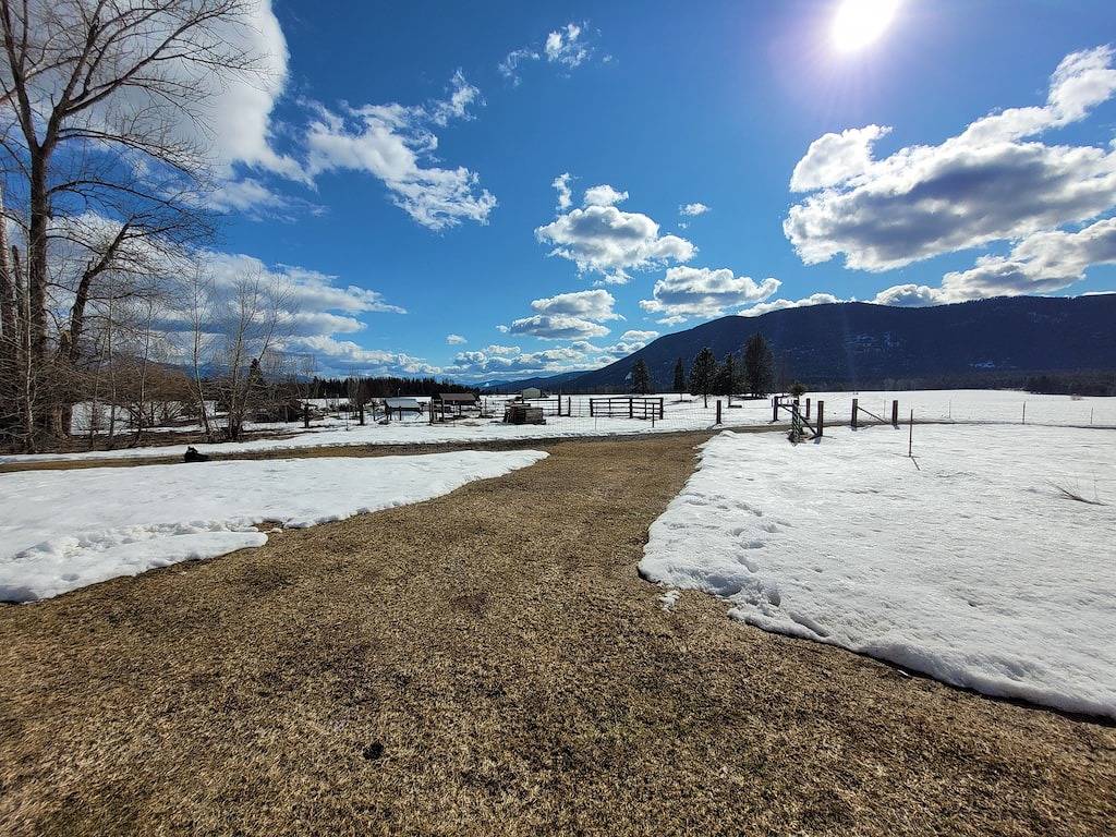 Bunkhouse near farm animals in Sanders County
