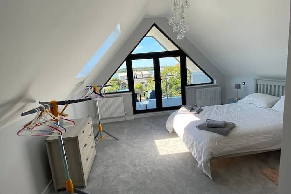 Stunning 5 Bed - Balcony, Garden and Sea Views in Poole, Poole Harbour