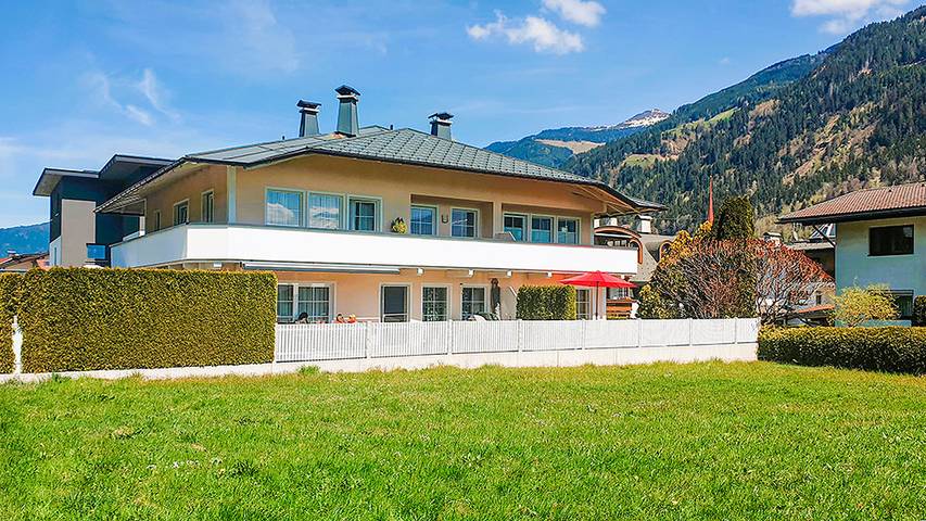 Ferienhaus für 6 Personen, mit Balkon und Whirlpool sowie Terrasse und Ausblick in Uderns