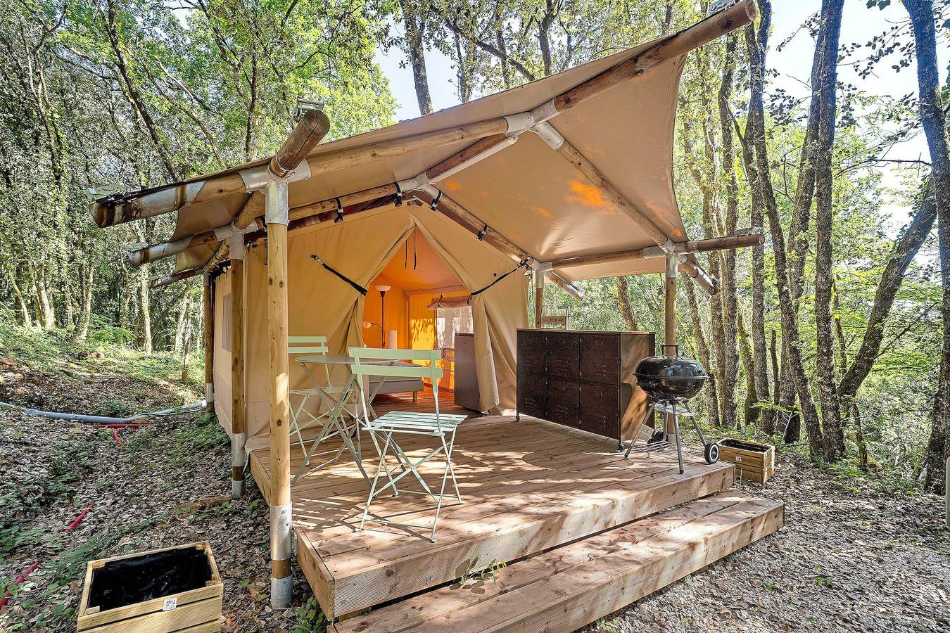 Glamping « Tente Safari » avec piscine partagée in Calviac-en-Périgord, Périgord Noir
