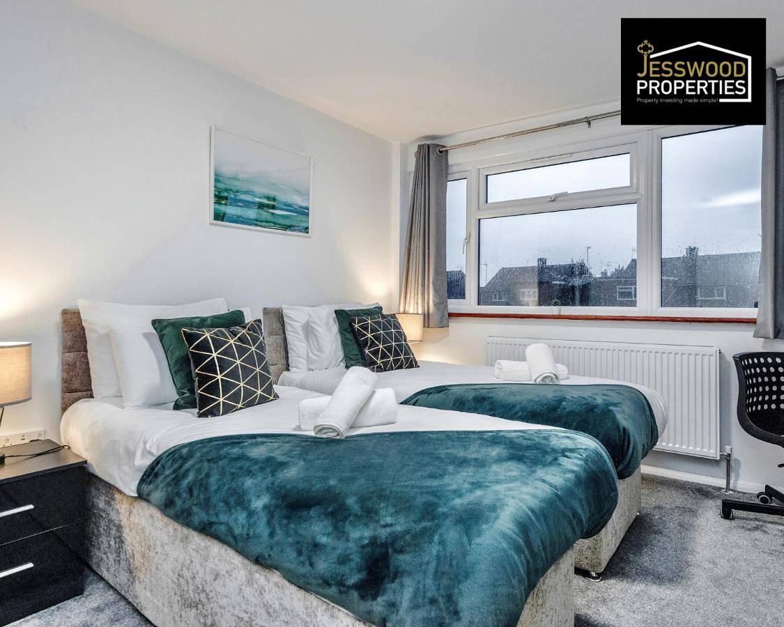 Entire apartment, Five-Bedroom House in Luton, Chiltern Hills