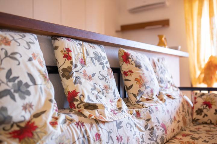 Appartamento intero, Apartment "Veranda borgo Isola Rossa" with Sea View, A/C, Wi-Fi & terrace; (Pets friendly) in Isola Rossa, Trinità d'Agultu e Vignola