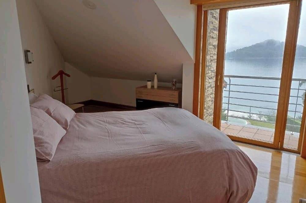 Chalet in combarro on the beach in Poio, Rías Baixas