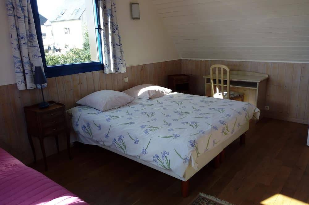 House on rue de la petite corniche, 600m from town center and 1km from port. in Perros-Guirec, Côte de Granit Rose