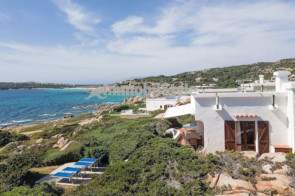 Fantastica villa in prima fila con vista mare mozzafiato in Baia Santa Reparata, Santa Reparata