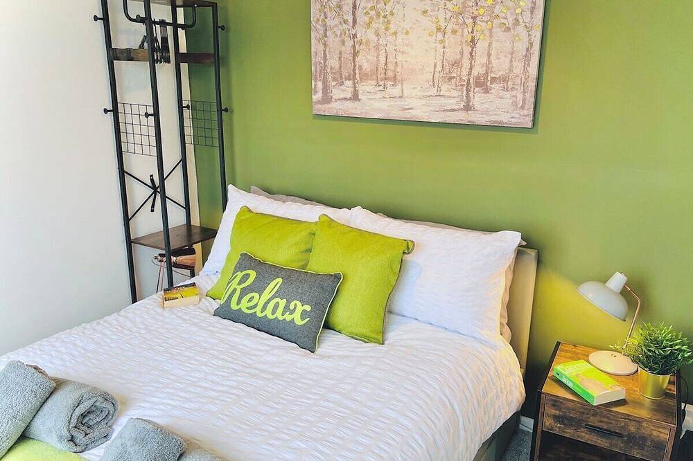 Lovely 4-Bed home sleeps 8 Nr Bolton Stadium & M61 in Blackrod, Bolton