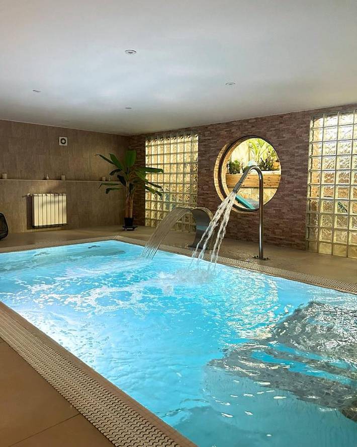 Hotel para 2 personas, con jardín y jacuzzi además de sauna y piscina - 1