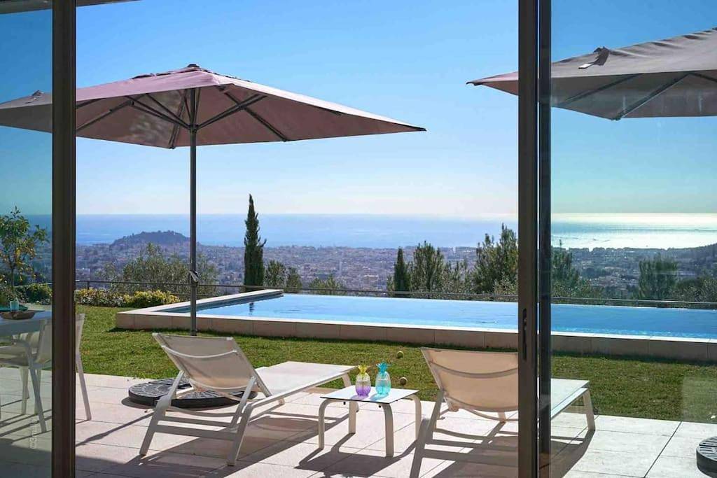Splendid villa with Overflowing swimming pool in Nizza, Mittelmeerküste (Frankreich)