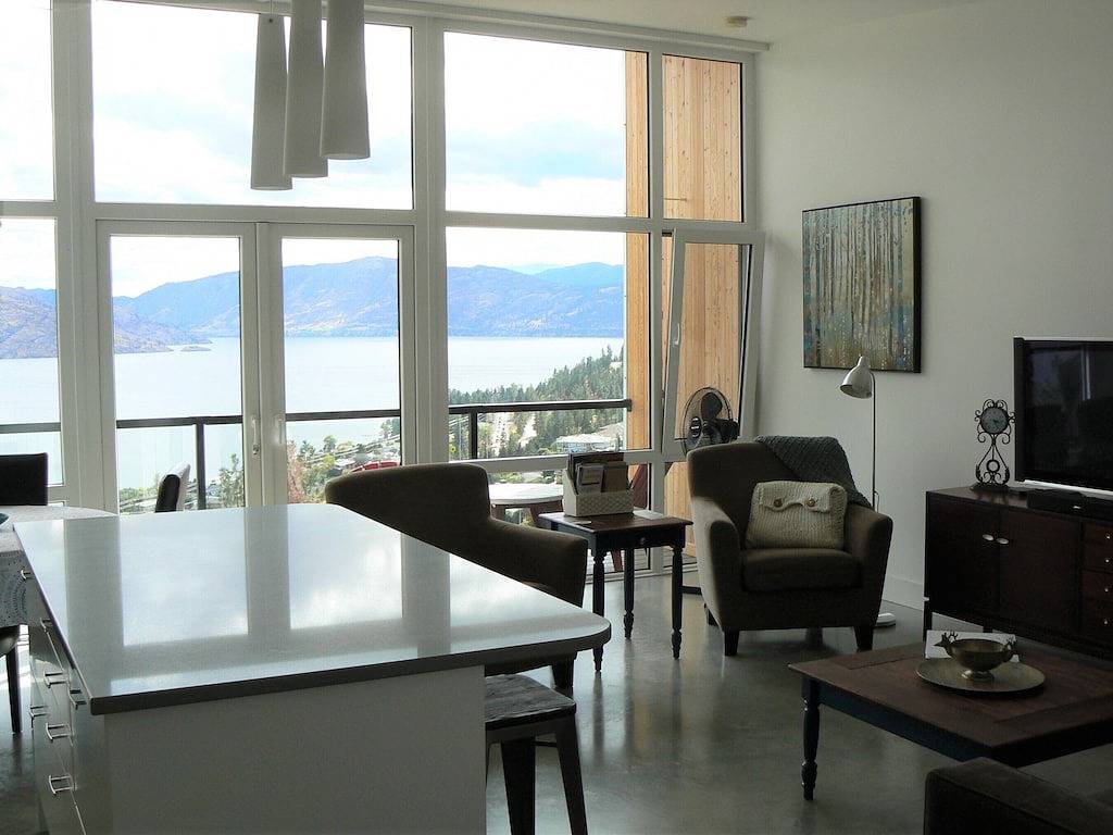 Privater, herzhafter See- / Bergblick, Whirlpool, perfekte Flucht für Paare. in Peachland, Regional District of Central Okanagan