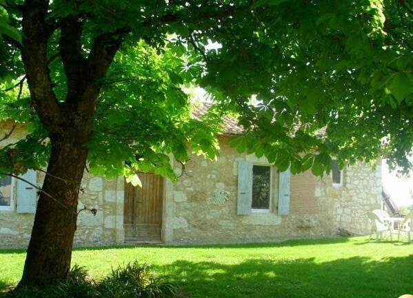 Gîte pour 4 personnes, avec jardin et vue, animaux acceptés à La Sauvetat