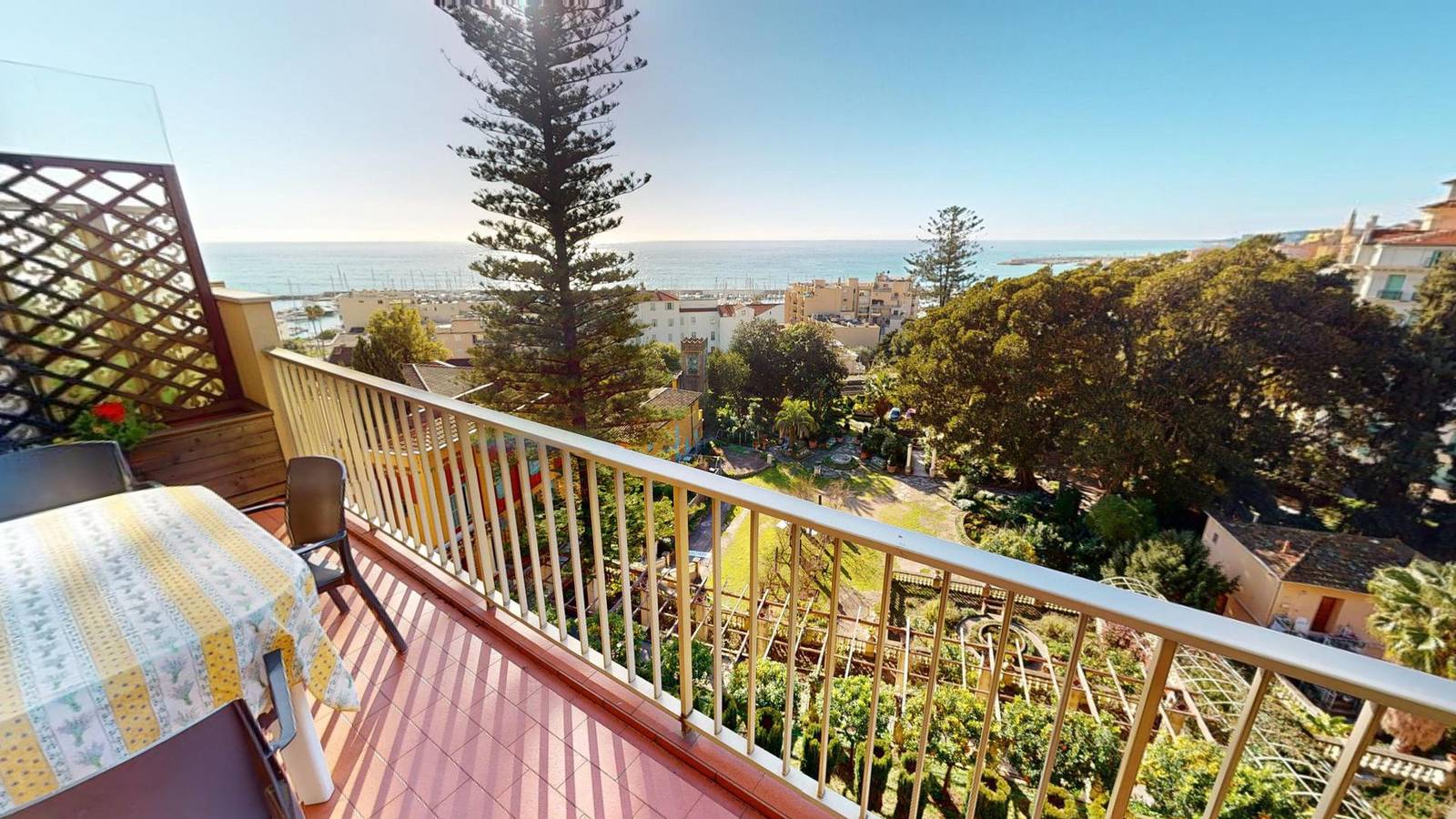 Hel lejlighed, Ferielejlighed for 4 personer med balkon/terrasse in Menton, Nice og omegn