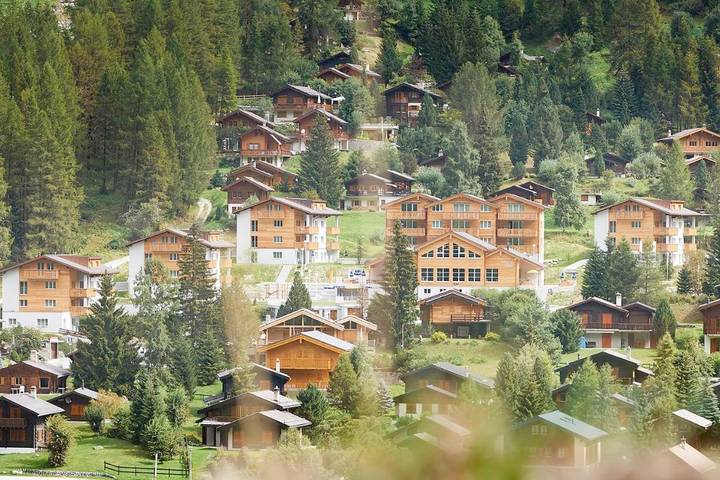 Bungalow für 4 Personen, mit Balkon und Terrasse sowie Pool und Ausblick im Wallis