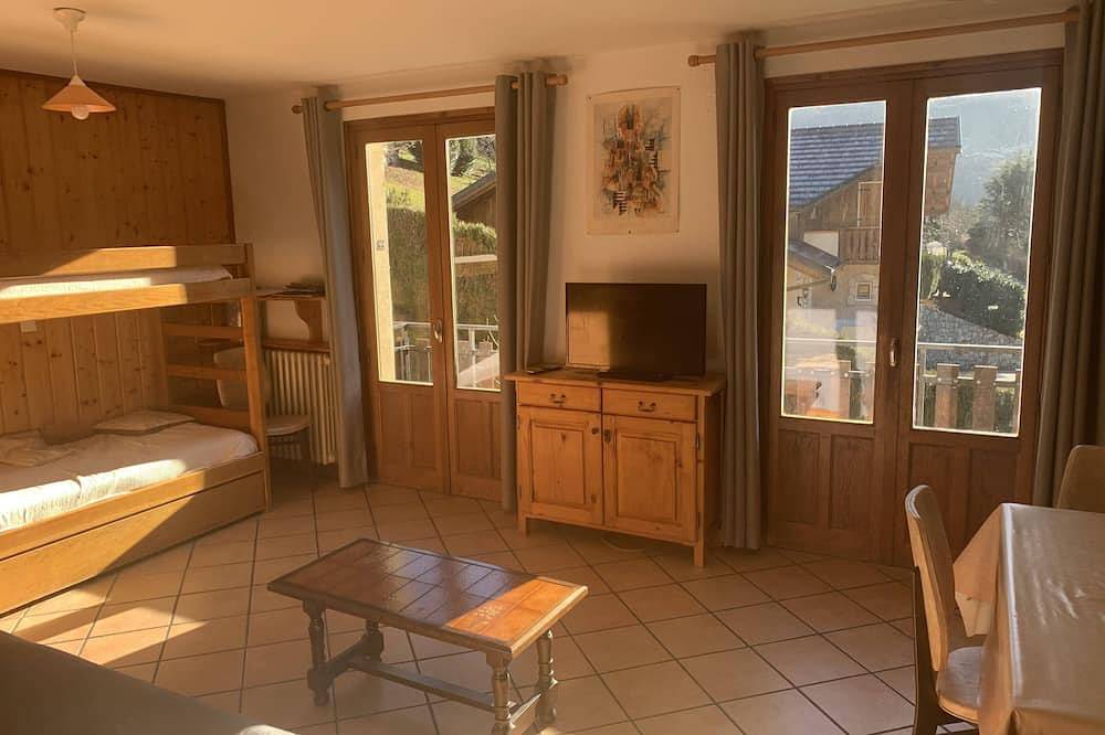 Entire apartment, 42 m2 apartment, ideal for a spa treatment in Brides or skiing in the 3 valleys. in Salins-les-Thermes, Les Trois Vallées