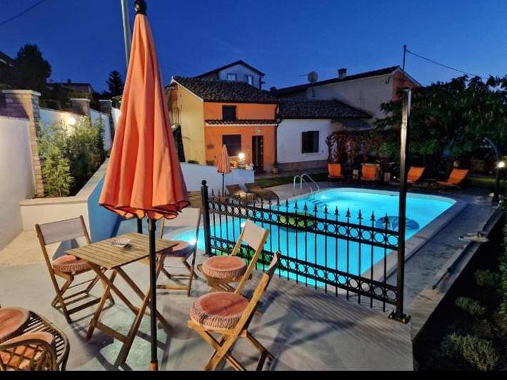 Maison d’hôte pour 4 personnes, avec piscine ainsi que jardin et vue à Buzet