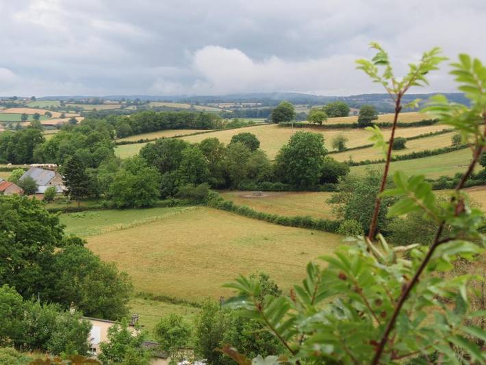 Location de vacances pour 7 personnes, avec Balcon et Terrasse ainsi que Jardin et Piscine dans Cuzy - 4