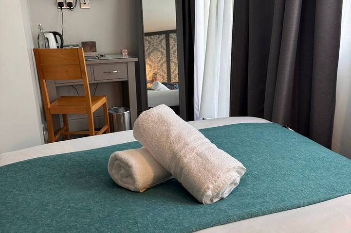 Double en-suite room at Regency Guest House in Market Ward, Cambridge