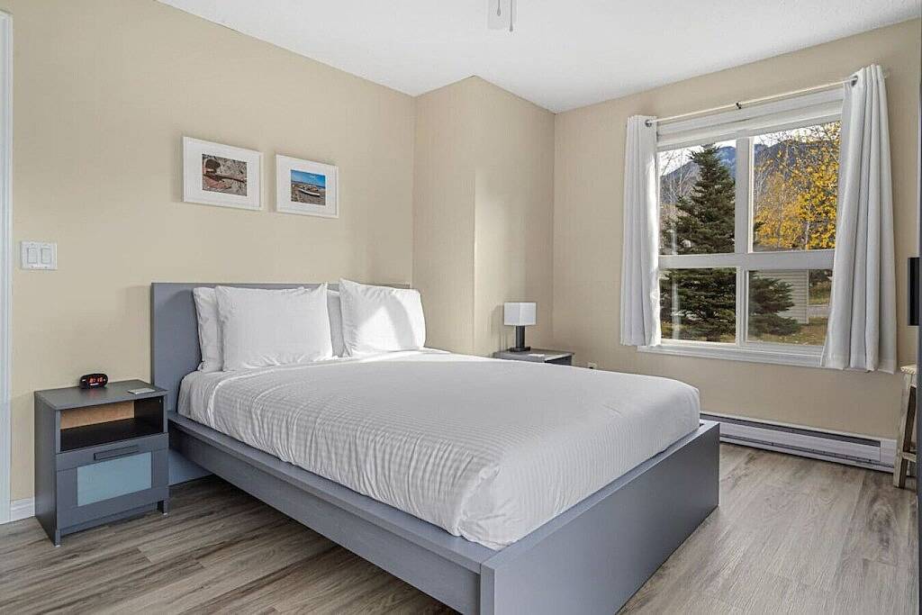 Ganze Wohnung, Polar Peak | Hot Tub | Pool | Gas Fireplace in Radium Hot Springs, Kootenay-Nationalpark