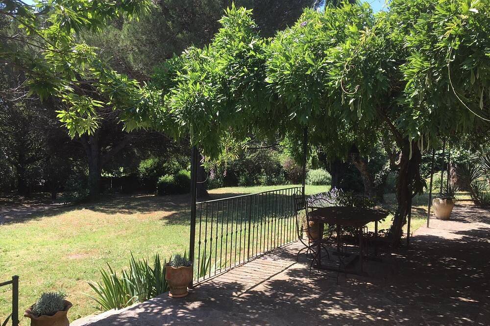 Appartement entier, Joli appartement dans une superbe maison en pierre sur un grand terrain calme in La Garde-Freinet, Côte méditerranéenne (France)
