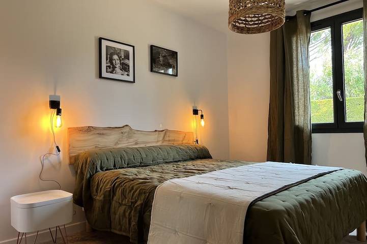 In the heart of the Alpilles, fully renovated Mazet with heated private pool. in Paradou, Arles region