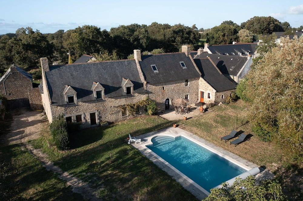 Manoir au Bord de Leau Avec Piscine Chauffée in Theix-Noyalo, Côte des Mégalithes