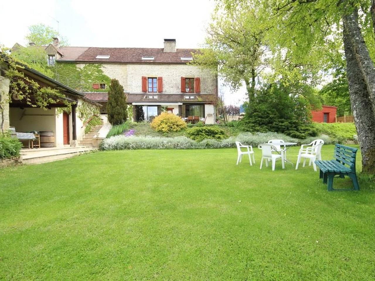 Stone house with pool and nature views near the Sources of the Seine in Source-Seine, Montbard region