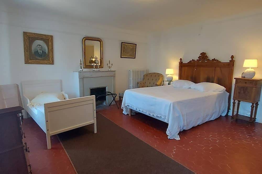 18th century village house 15 minutes from the beaches.\ni in Le Castellet, Region de Toulon