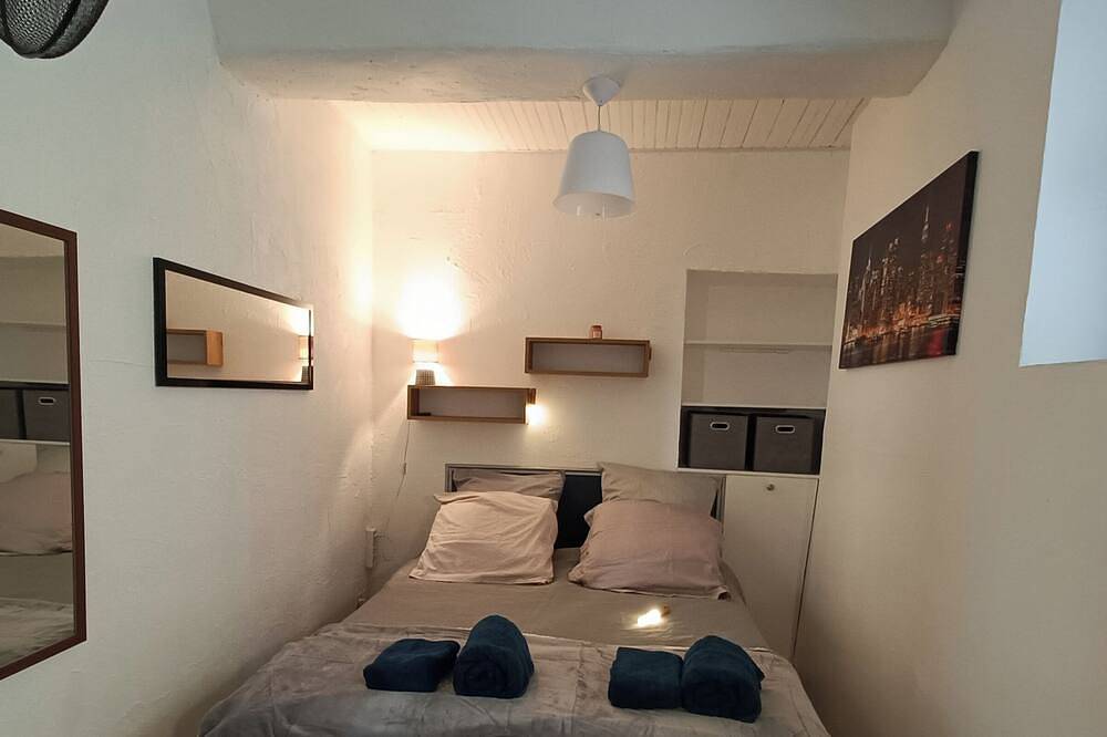 Bright, cozy little house on a quiet cul-de-sac in the village center in Puisserguier, Béziers region