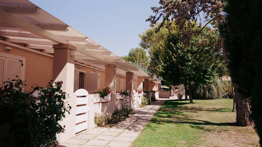 Parc de vacances pour 3 personnes, avec piscine et jardin à Sirolo - 4