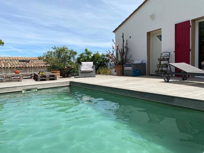 Location de vacances pour 4 personnes, avec vue ainsi que piscine et terrasse à Les Mayons - 2
