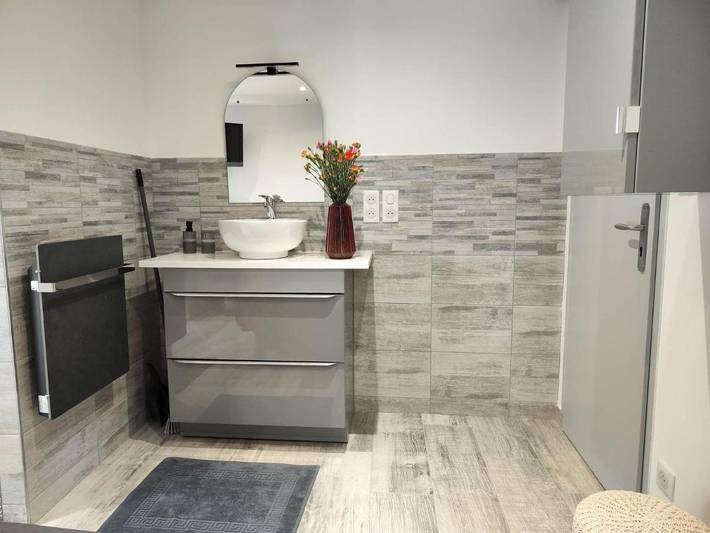 Gîte pour 2 personnes, avec vue ainsi que terrasse et piscine dans Trézelles - 4