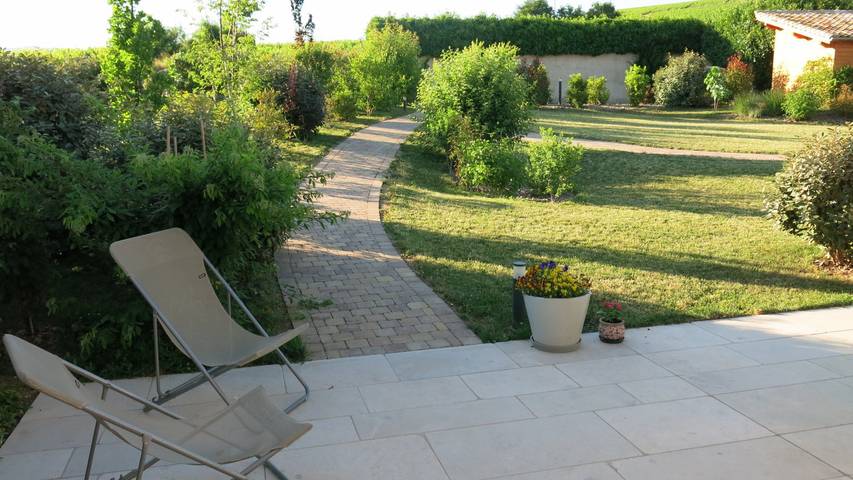 Gîte pour 8 personnes, avec jardin et terrasse dans Rhône - 4