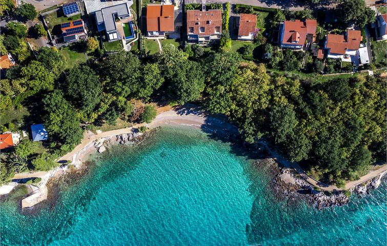 Ganze Ferienwohnung, Apartment am Meer mit Terrasse, WLAN und Parkplatz – 2 km vom FKK-Strand Rajska Cesta entfernt in Njivice, Krk