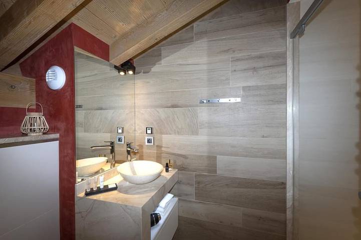 Gîte pour 6 personnes, avec piscine et sauna ainsi que jacuzzi et balcon dans Office De Tourisme De Samoens - 3