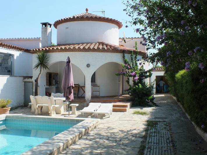 Gemütliche Villa in Castelló d'Empúries mit Pool, Garten und Parkplatz für 6-8 Personen in Empuriabrava, Oberampurien