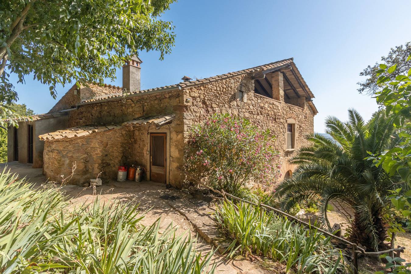Casa rural 'Can Ribes' con piscina exterior, jardín y terraza in Camós, Pla de l'Estany