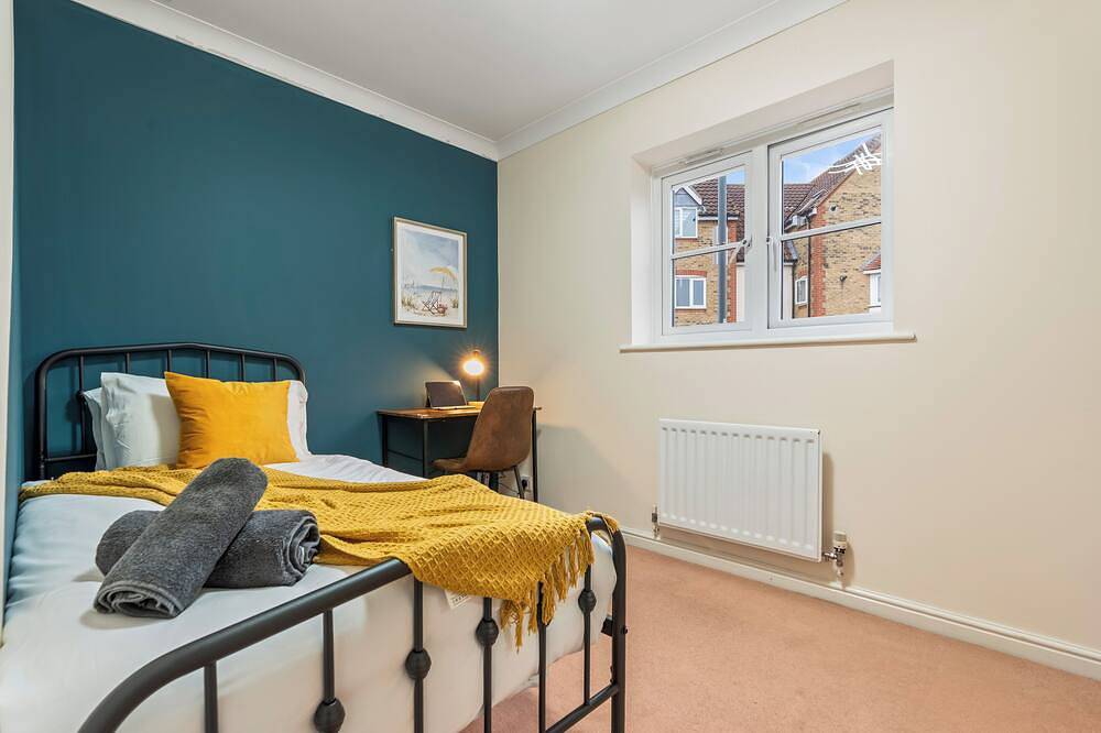 Stylish 4Br Home in Romford with Garden & Parking in Redbridge, Londres