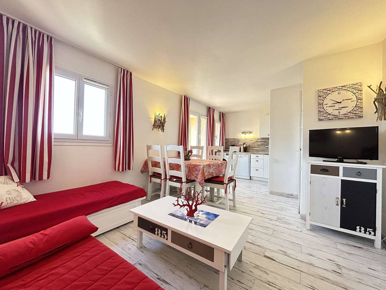 Entire apartment, Les Issambres: 2-room apt, Ac, pool in Roquebrune-sur-Argens, Draguignan region