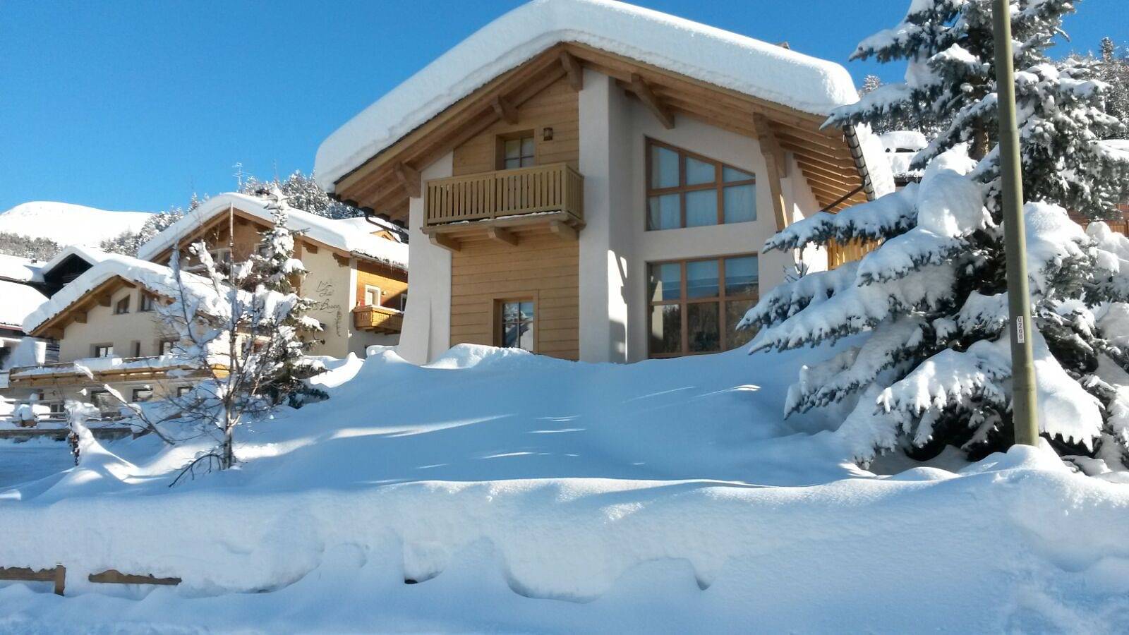 Entire apartment, Holiday Apartment Chalet Monteneve Bordeaux with Mountain View, Balcony & Wi-Fi in Teola, Livigno