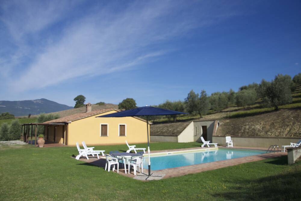 Onafhankelijke boerderij op de heuvels van Siena in Cetona, Provincie Siena