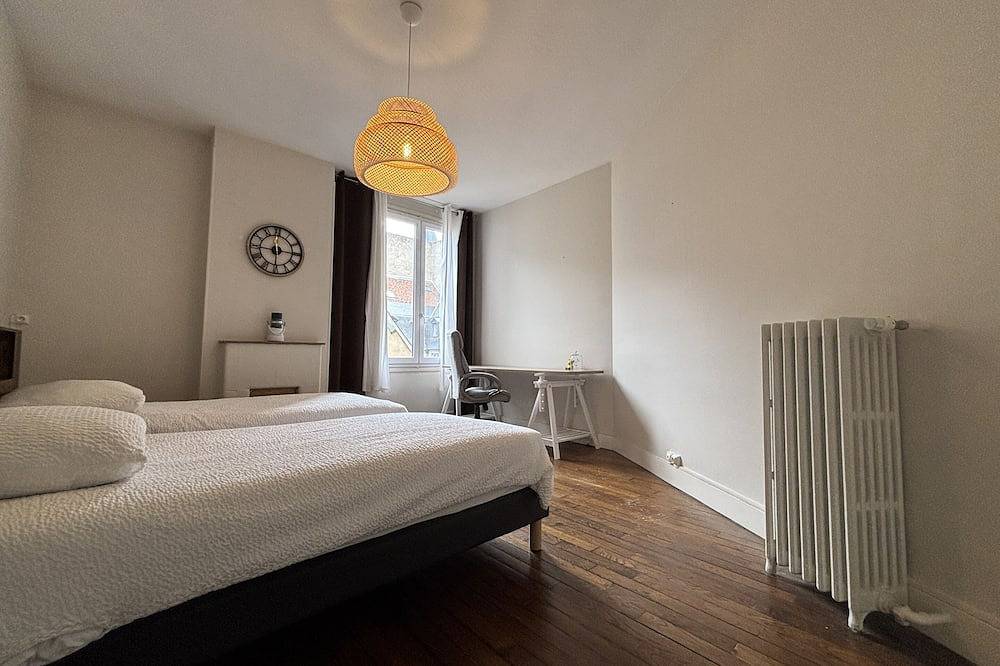 Ganze Wohnung, Apartment-Übergroß-Ensuite mit Bad-Blick auf das Wahrzeichen in Bourges, Bourges und Umgebung