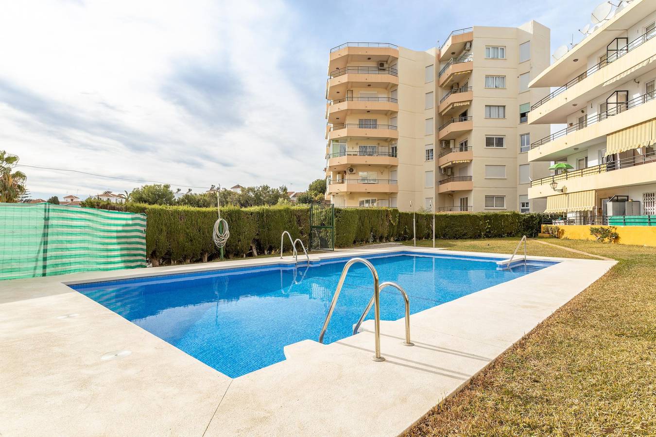 Apartamento entero, Luminoso y espacioso apartamento de 2 camas con balcón, aire acondicionado y piscina compartida in Playa de Burriana, Nerja