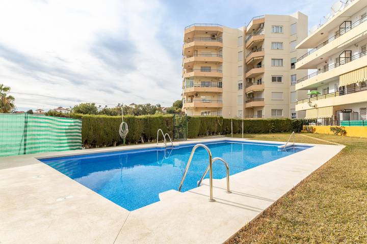 Entire apartment, Bright and Spacious 2-Bed Apartment with Balcony, A/C, Wi-Fi & Shared Pool in Playa de Burriana, Nerja