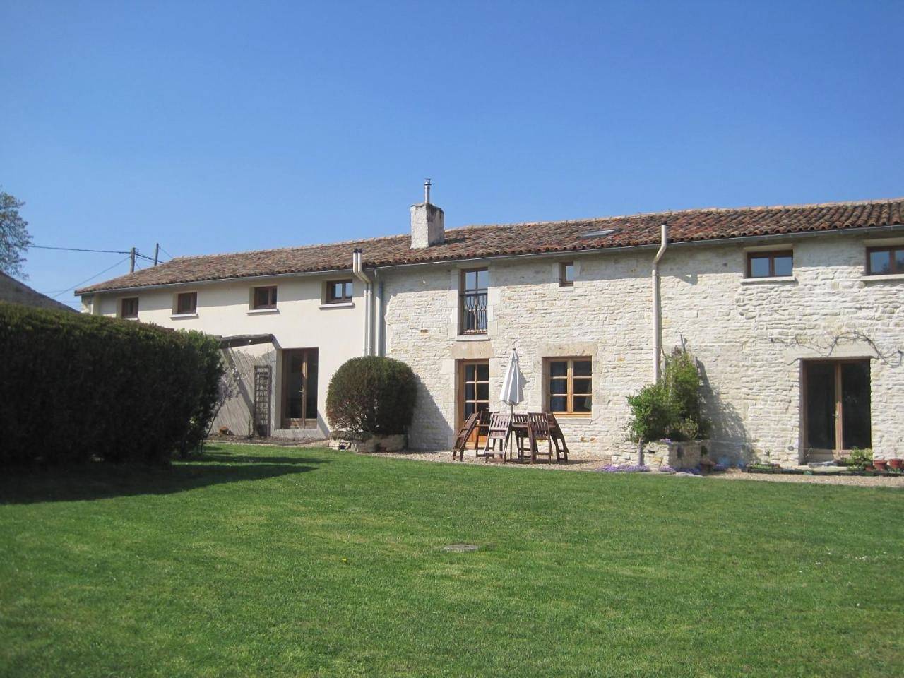 Three-Bedroom House in Crézières, Région de Niort