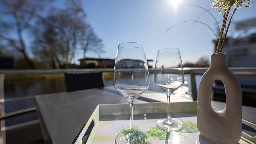 Ferienhaus für 4 Personen, mit Terrasse und Seeblick sowie Pool und Sauna in Bad Bederkesa