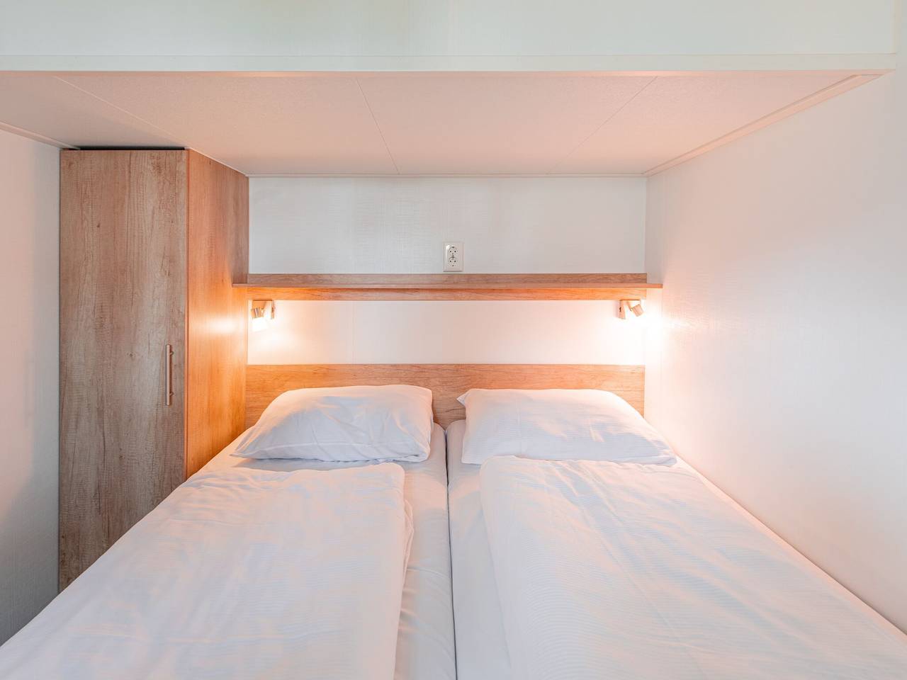 Chalet with covered terrace in the Leukermeer in Bergen (Limburg), De Maasduinen National Park