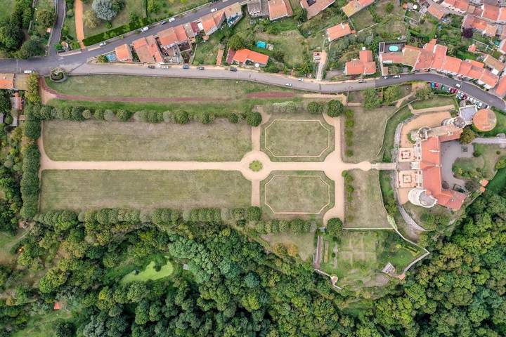 Location de vacances pour 5 personnes, avec jardin ainsi que vue et terrasse à Saint-Saturnin (Puy-de-Dôme) - 3