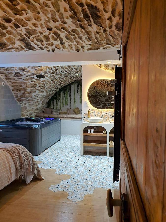 Appartement entier, La Voûte Etoilée - Suite avec sauna et jacuzzi in Étoile-sur-Rhône, Région de Valence