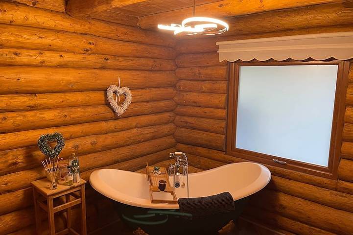Nightingale Lodge, 2 Storey Scandinavian style lodge, Sleeps 8, Hot tub, Huge fishing deck in Tattershall, Lincolnshire