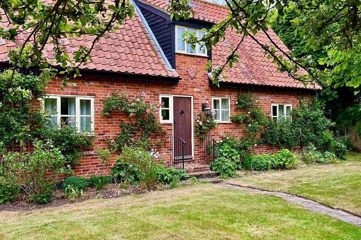 Cottage for 8 people, with garden and hot tub in Suffolk